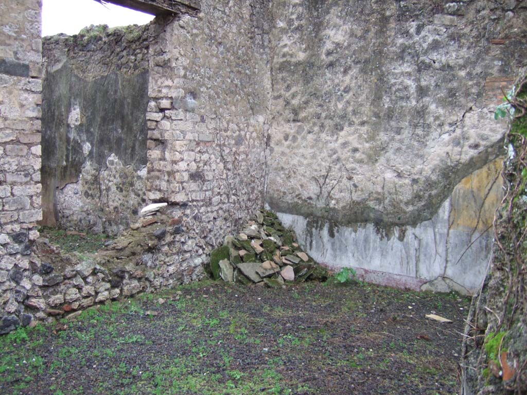 VII.12.21 Pompeii. December 2005. Triclinium on south side of atrium, looking south-east.