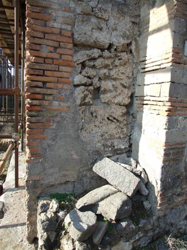 VII.12.27 Pompeii. December 2007. Area on west side outside the entrance.