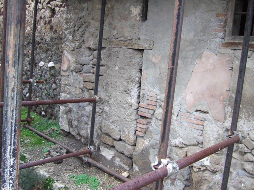 VII.12.29 Pompeii. December 2005. Blocked entrance. According to Eschebach, this doorway led to a public latrine. See Eschebach, L., 1993. Geb�udeverzeichnis und Stadtplan der antiken Stadt Pompeji. K�ln: B�hlau. (p.331) According to Hobson, the latrine is not evident.
See Hobson, B. 2009. Pompeii, Latrines and Down Pipes. Oxford, Hadrian Books, (p.392) According to Fiorelli, �a dark and narrow cell, with entrance from the previous house seems to have served as a prison�.�  See Pappalardo, U., 2001. La Descrizione di Pompei per Giuseppe Fiorelli (1875). Napoli: Massa Editore. (p.114)

