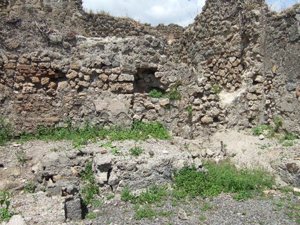 VII.12.30 Pompeii. May 2006. Podium on north side of workshop.
According to Eschebach, this podium contained two boilers or kettles, two tubs and two wash-basins. See Eschebach, L., 1993. Geb�udeverzeichnis und Stadtplan der antiken Stadt Pompeji. K�ln: B�hlau. (p.332)
