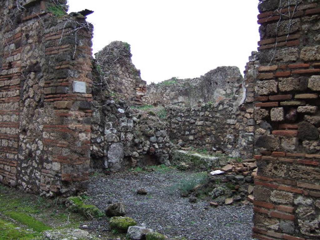 VII.12.32 Pompeii. December 2005. Entrance doorway, looking north-west.