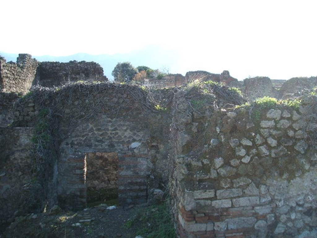 VII.12.33 from VII.12.35, Pompeii. Looking south across bed towards entrance doorway.