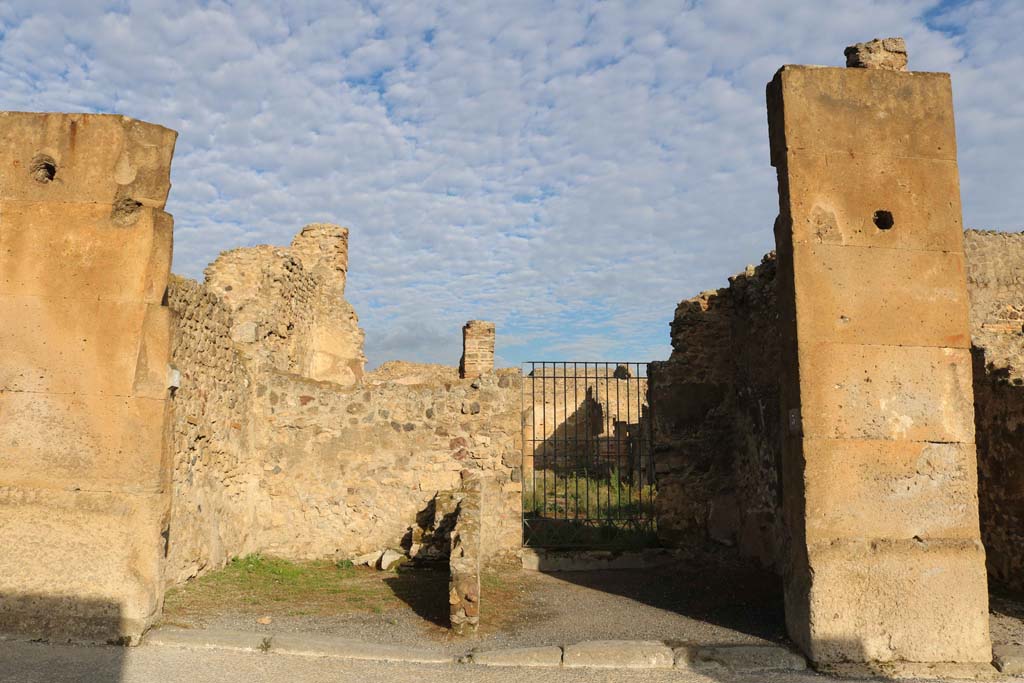 VII.13.2, Pompeii, on left. December 2018. 
Looking north on Via dell�Abbondanza, towards entrances, with VII.13.3, centre right. Photo courtesy of Aude Durand.
