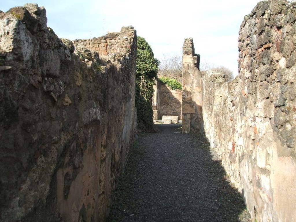 VII.13.8 Pompeii.  December 2004. Fauces, looking north.