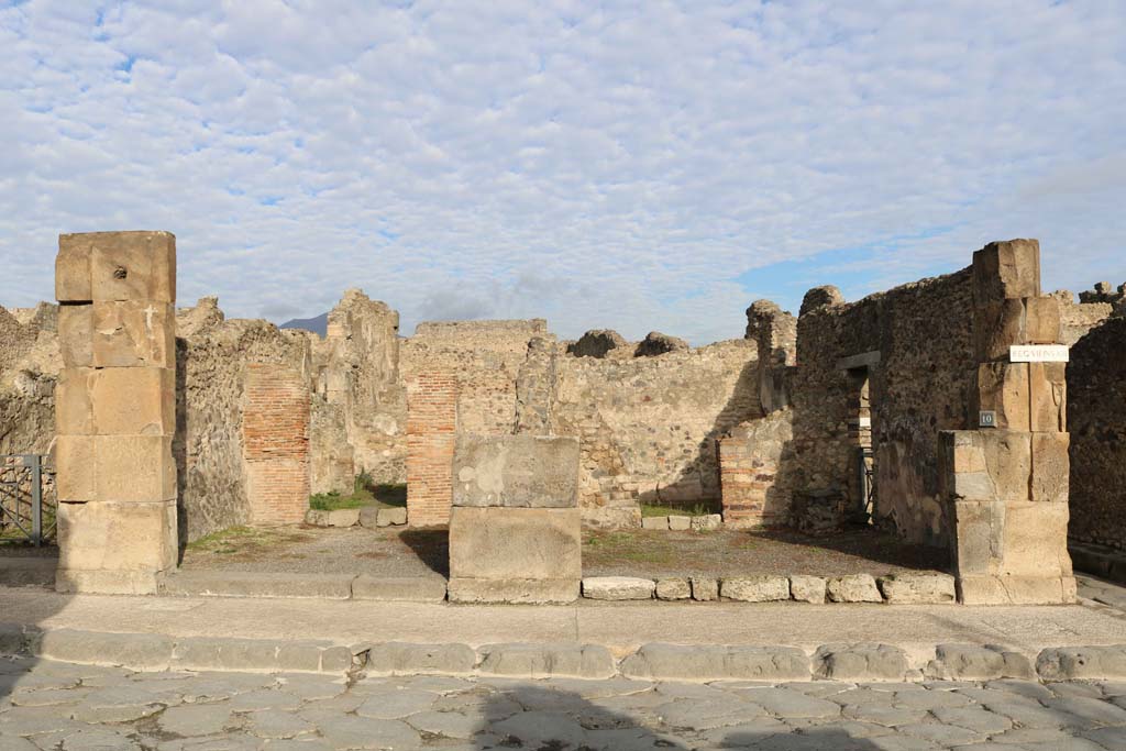 VII.13.9, Pompeii, on left. December 2018. 
Looking north on Via dell�Abbondanza towards entrances, with VII.13.10, on right. Photo courtesy of Aude Durand.
