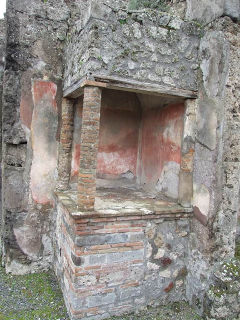 VII.14.5 Pompeii.  March 2009. Aedicula Lararium. Looking south.