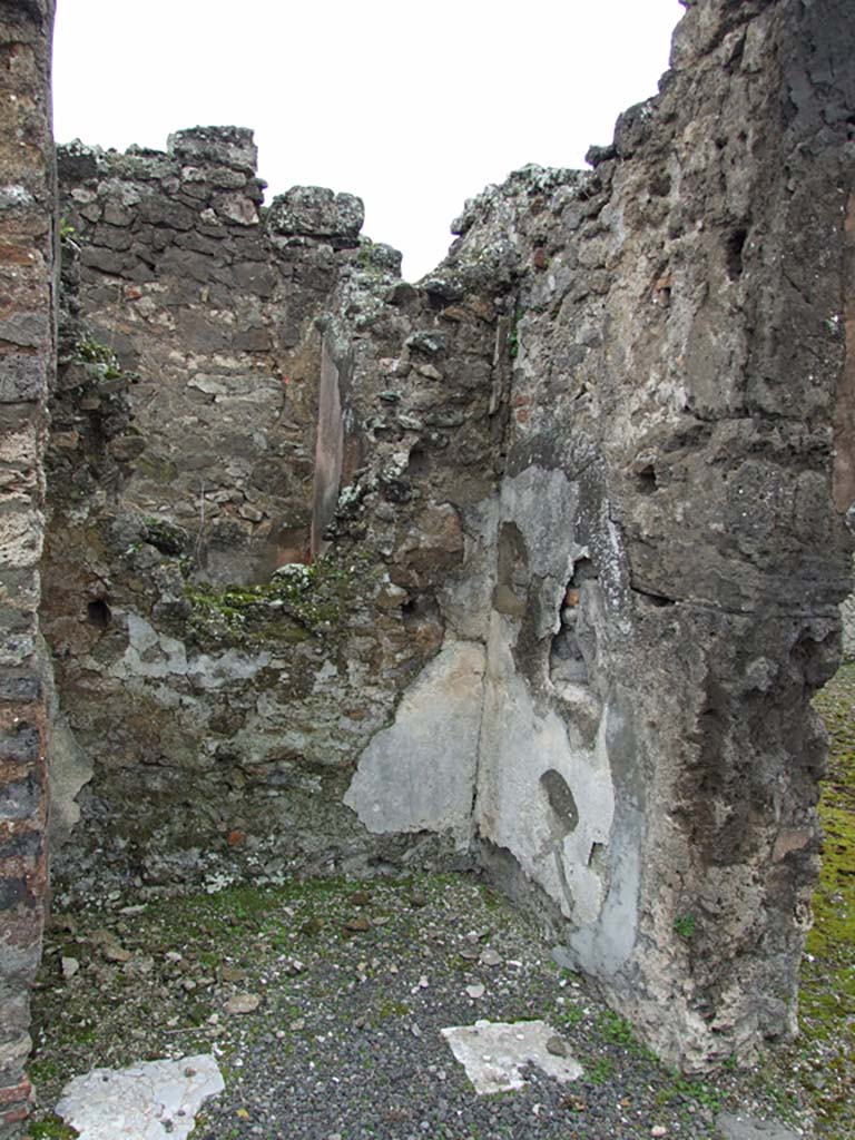 VII.14.5 Pompeii. March 2009. Doorway to room 5, small room or cupboard. Looking west.