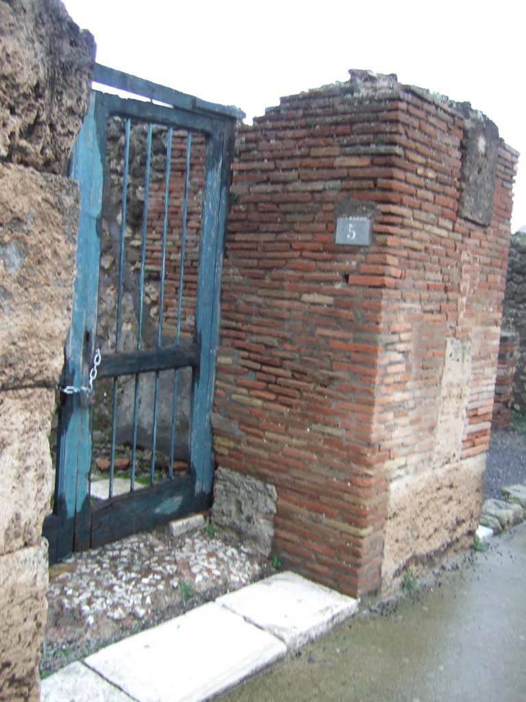 VII.14.5 Pompeii. December 2005. Entrance doorway.