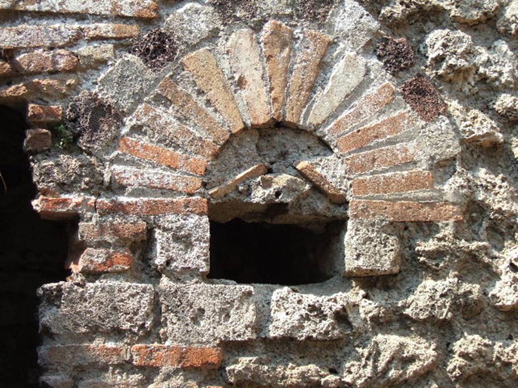 VII.14.9 Pompeii. May 2006. Room 9, niche in north wall of bath suite.