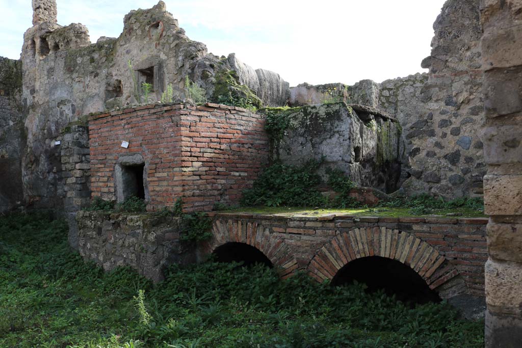 VII.14.19/5, Pompeii. December 2018. Looking towards oven, niche and hearth against south wall. Photo courtesy of Aude Durand.

