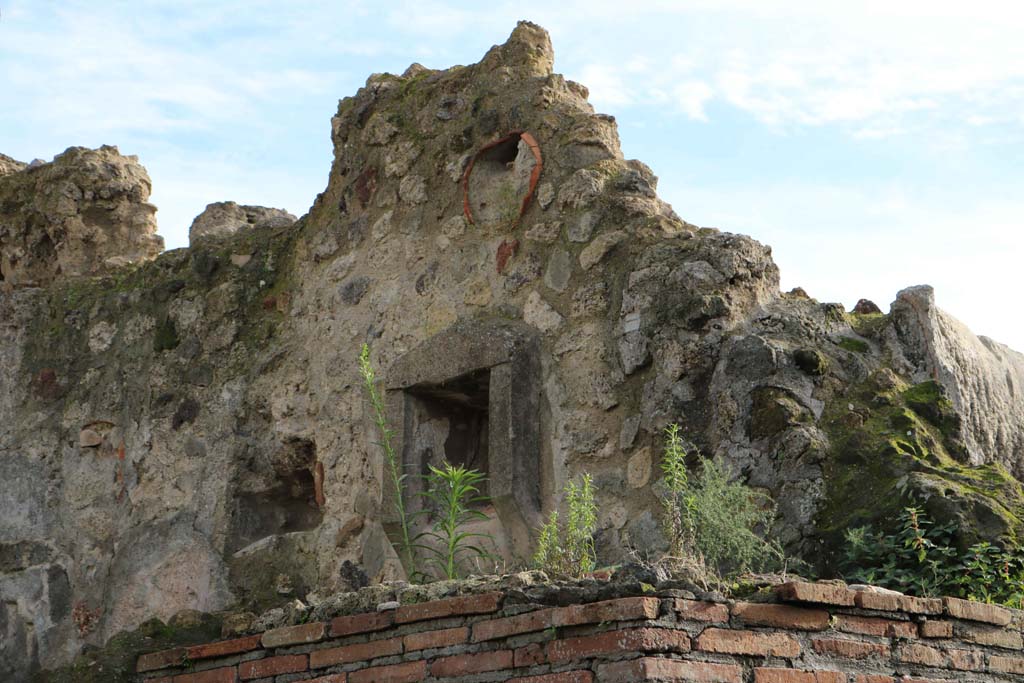 VII.14.19/5, Pompeii. December 2018. Niche in upper south wall of kitchen. Photo courtesy of Aude Durand.