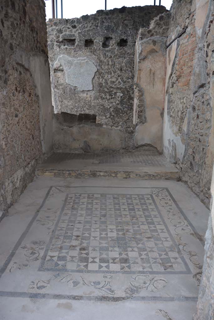 VII.15.2 Pompeii. November 2017.
Looking west through doorway to cubiculum in north-west corner of atrium.
Foto Annette Haug, ERC Grant 681269 DÉCOR.