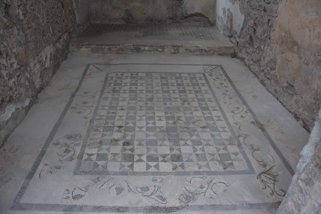 VII.15.2 Pompeii. November 2017. Looking west across floor mosaic towards bed recess.
Foto Annette Haug, ERC Grant 681269 DÉCOR.