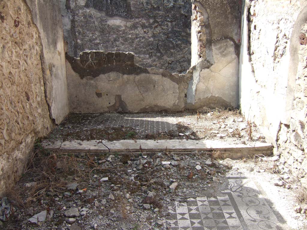 VII.15.2 Pompeii. September 2005. Bedroom on west side of atrium with raised bed platform.