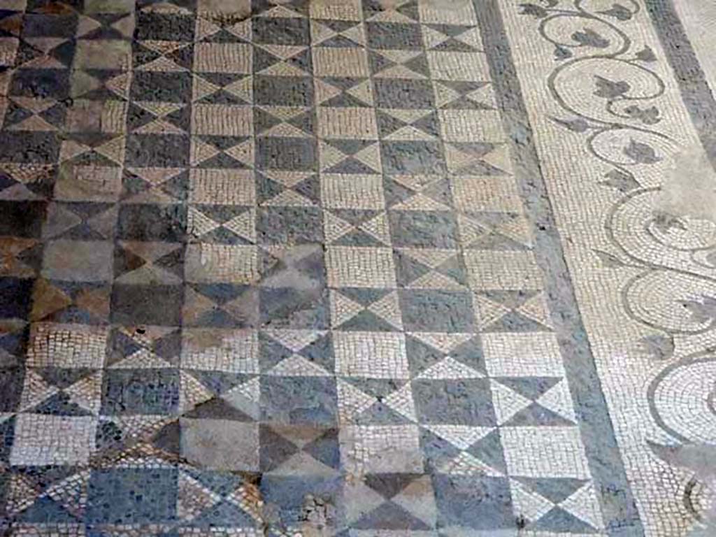 VII.15.2 Pompeii. May 2018. Cubiculum on west side of atrium, detail of mosaic flooring with a pattern of squares and triangles bordered with a garland of ivy.
Photo courtesy of Buzz Ferebee.