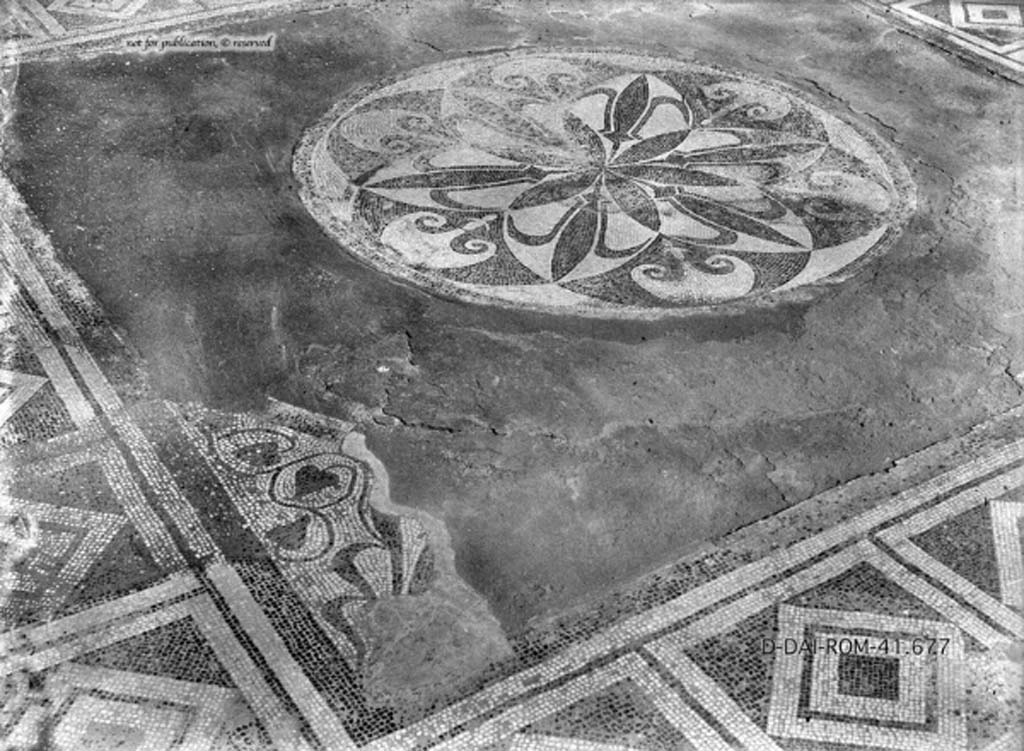 VII.15.2 Pompeii. c.1930. Detail of mosaic floor in tablinum.
DAIR 41.677. Photo © Deutsches Archäologisches Institut, Abteilung Rom, Arkiv.
See Pernice, E. 1938. Pavimente und Figürliche Mosaiken: Die Hellenistische Kunst in Pompeji, Band VI. Berlin: de Gruyter, (tav. 27.6, above.)