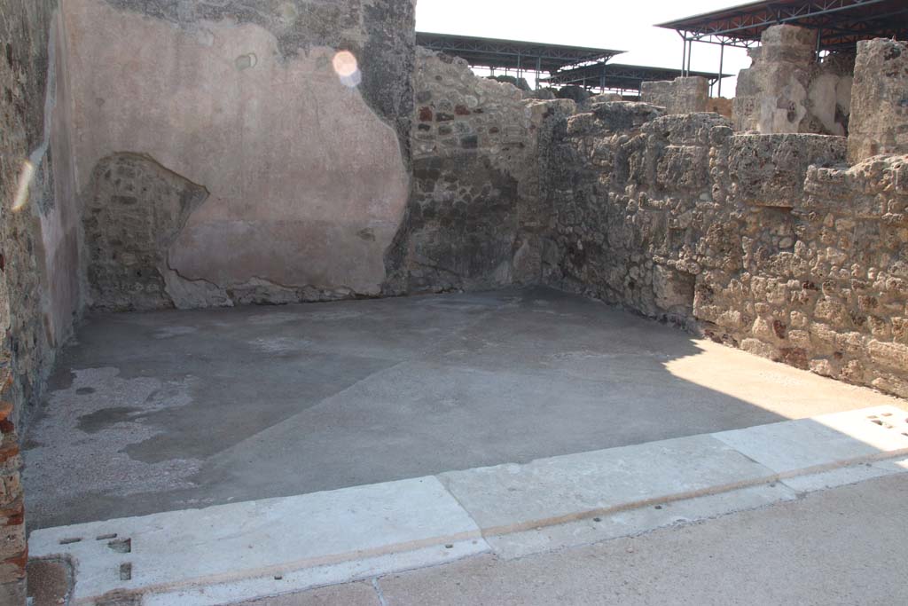 VII.15.2 Pompeii. September 2017. Looking south from area at rear of tablinum, into dining room on east side of tablinum. Photo courtesy of Klaus Heese.

1357 Pompeji - VII.15.2 - Casa del Marinaio - Ostseite des Tablinums. September 2017.
