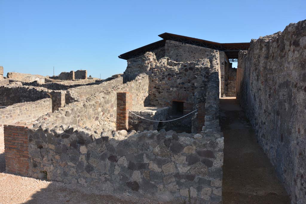 VII.15.2 Pompeii. October 2019. Looking east to corridor leading to kitchen and baths area.
Foto Annette Haug, ERC Grant 681269 DÉCOR.

