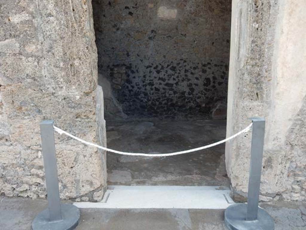 VII.15.2 Pompeii. May 2018. Doorway to cubiculum in centre of east side of atrium.
Photo courtesy of Buzz Ferebee.