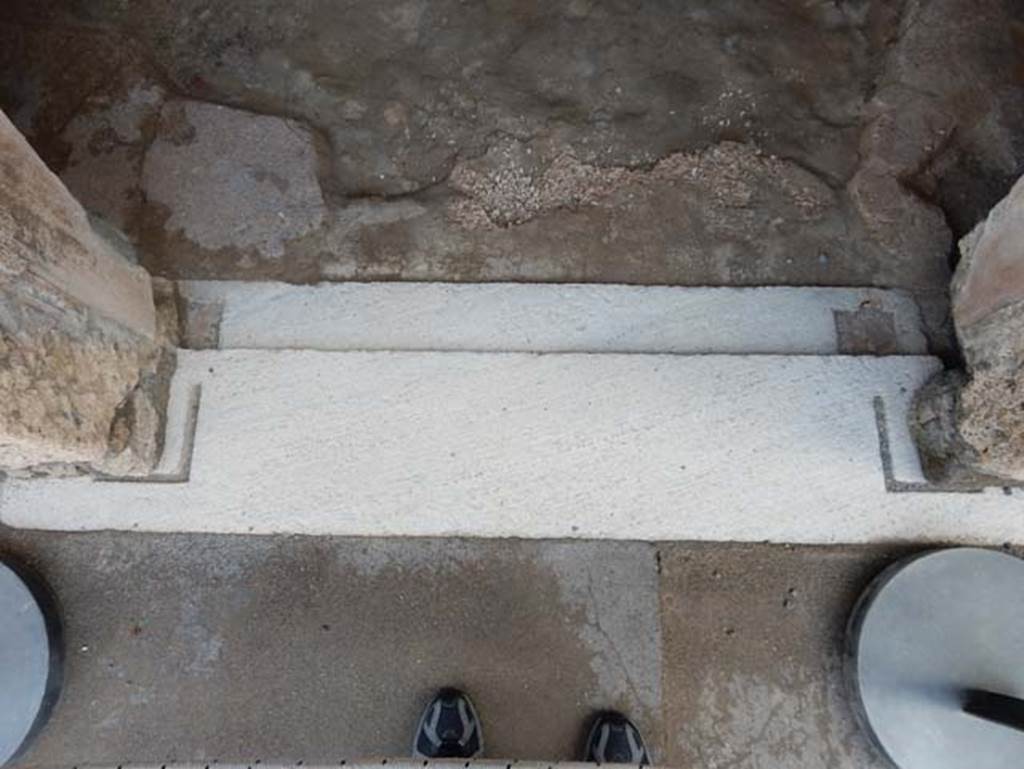 VII.15.2 Pompeii. May 2018. Doorway threshold to cubiculum in centre of east side of atrium.
Photo courtesy of Buzz Ferebee.