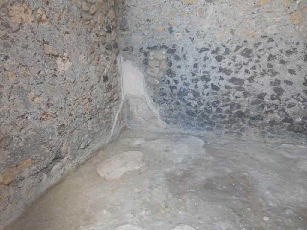 VII.15.2 Pompeii. May 2018. Looking towards north-east corner of cubiculum in centre of east side of atrium.
Photo courtesy of Buzz Ferebee.