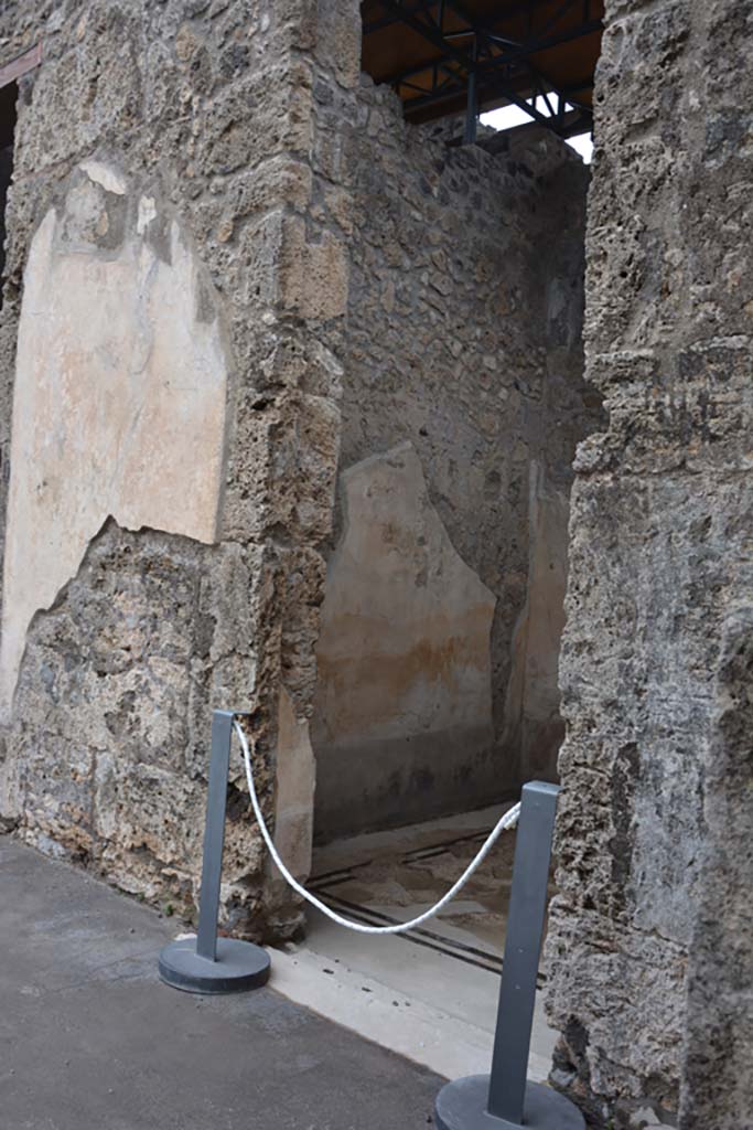 VII.15.2 Pompeii. November 2017.
Doorway to cubiculum in south-east corner of atrium. Looking towards north wall.
Foto Annette Haug, ERC Grant 681269 DÉCOR.