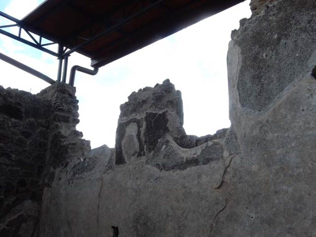 VII.15.2 Pompeii. May 2018. Upper south-east corner of room on east side of entrance corridor/fauces.
Photo courtesy of Buzz Ferebee.