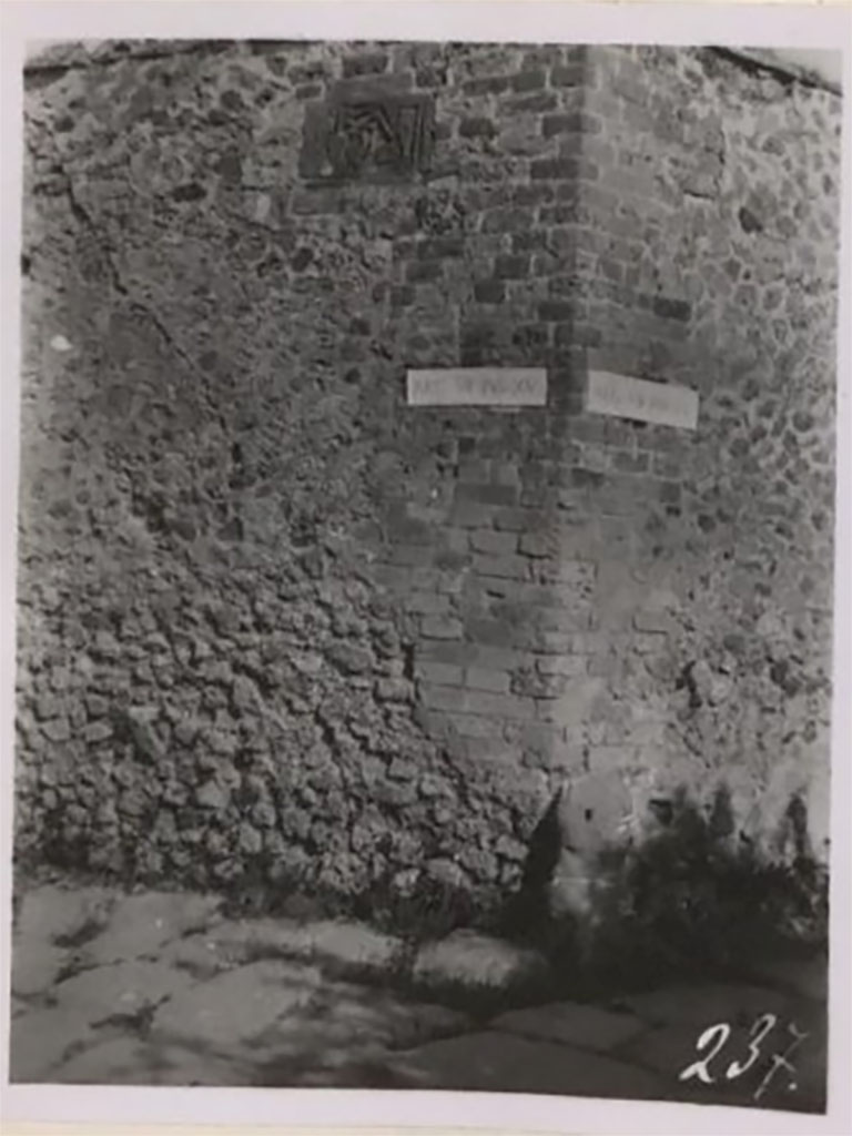 VII.15.1/2 Pompeii. Pre-1943 photo by Tatiana Warscher.
Looking towards plaque high up on west wall of Via dei Soprastanti/Vicolo del Gigante on north-west corner at junction with Vicolo del Gallo.
See Warscher, T. Codex Topographicus Pompeianus, IX.1. (1943), Swedish Institute, Rome. (no.19b).