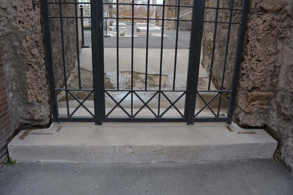 VII.15.2 Pompeii. November 2017. Looking north through entrance doorway.
Foto Annette Haug, ERC Grant 681269 DÉCOR.

