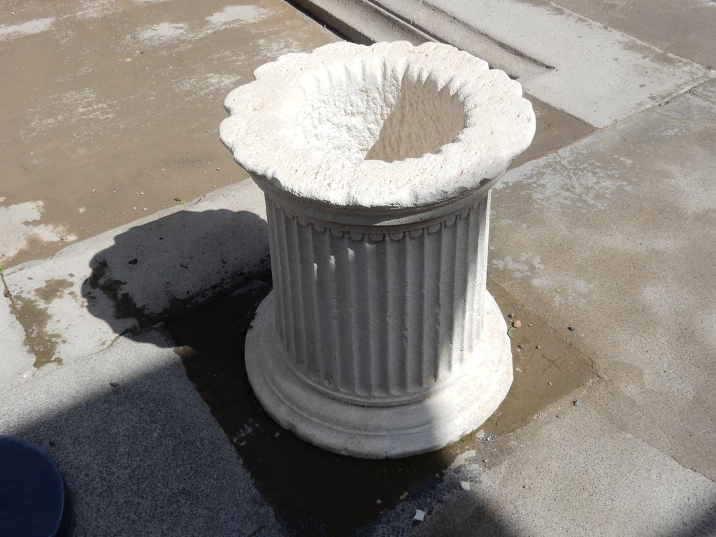VII.15.2 Pompeii. May 2018. Puteal or cistern head on south side of impluvium in atrium. Photo courtesy of Buzz Ferebee. 