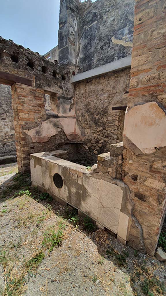 VII.15.5 Pompeii. August 2021. Looking south-west across counter in bar-room. 
Foto Annette Haug, ERC Grant 681269 DÉCOR.
