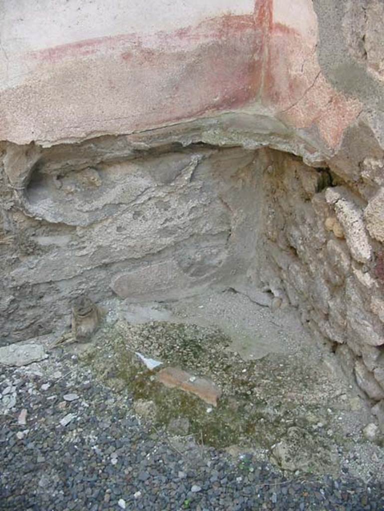 VII.15.5 Pompeii. May 2003. Detail from corner of caupona and south wall, on left. 
Photo courtesy of Nicolas Monteix.


