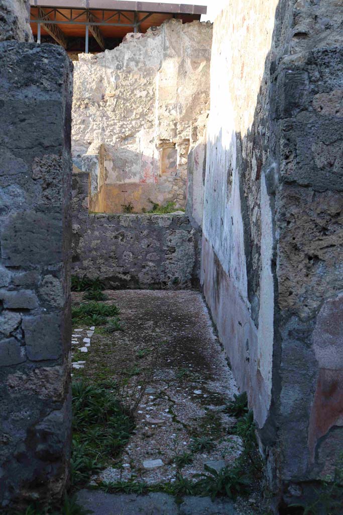 VII.15.5 Pompeii. December 2018. 
Doorway to triclinium with large window overlooking garden, looking north. Photo courtesy of Aude Durand.

