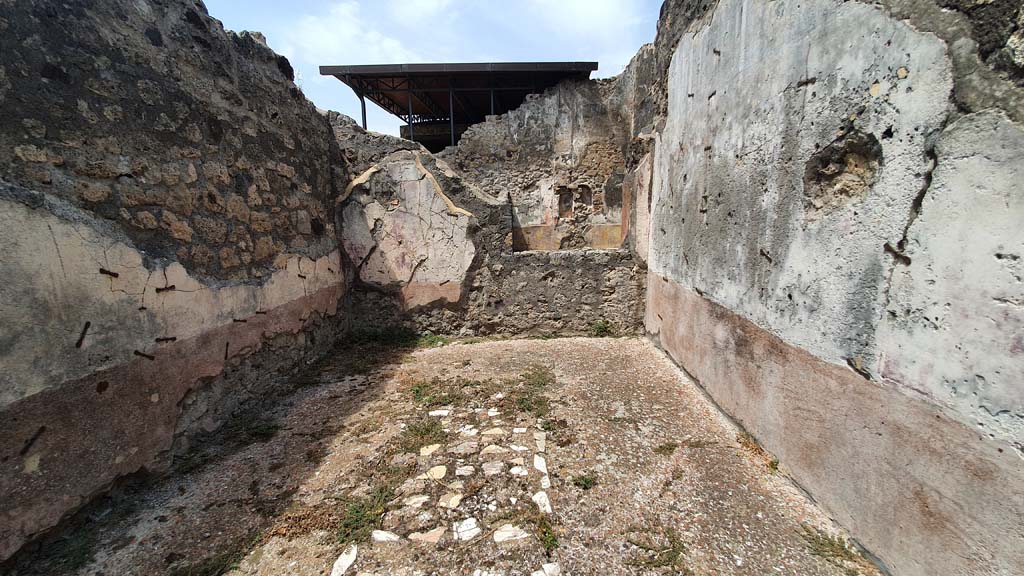 VII.15.5 Pompeii. August 2021. Looking north across triclinium towards window overlooking garden area.
Foto Annette Haug, ERC Grant 681269 DÉCOR.
