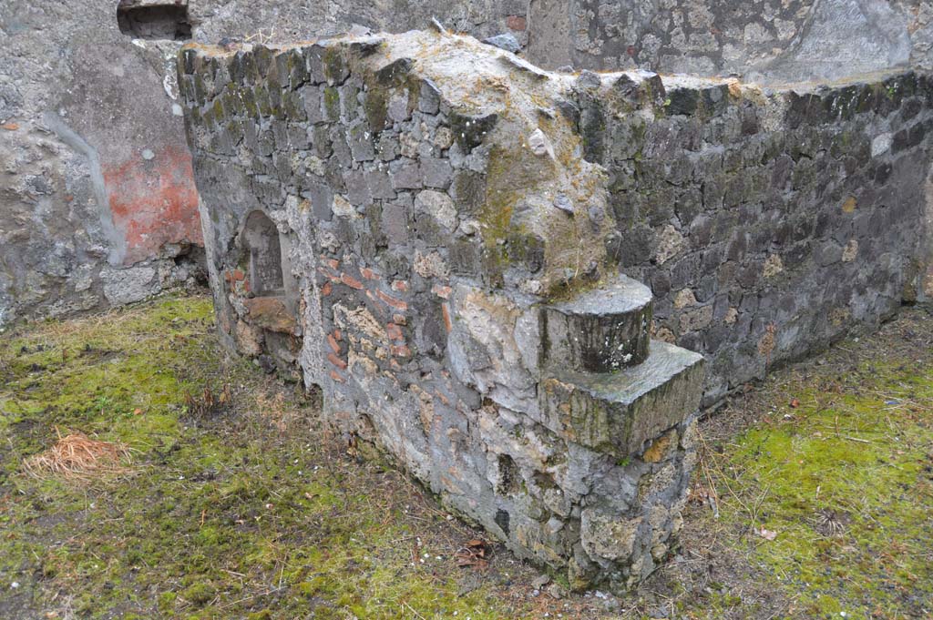 VII.15.12 Pompeii. March 2018. Looking south-west towards wall with niche in west wall of garden area.
Foto Taylor Lauritsen, ERC Grant 681269 D�COR.
