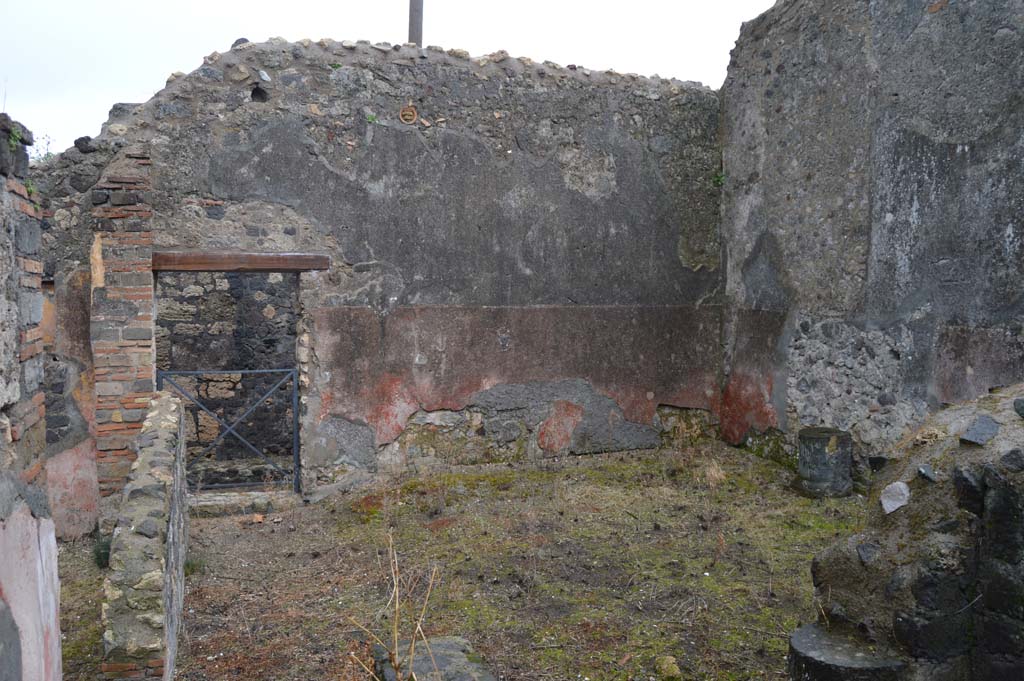 VII.15.12/11 Pompeii. March 2018. Looking east in garden area to wall with doorway at VII.15.11, onto Vicolo del Gallo.
Foto Taylor Lauritsen, ERC Grant 681269 D�COR.
