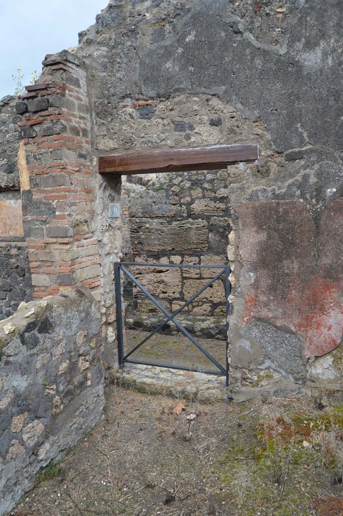 VII.15.12/11 Pompeii. March 2018. Rear side entrance doorway at VII.15.11 to Vicolo del Gallo.
Foto Taylor Lauritsen, ERC Grant 681269 D�COR.
