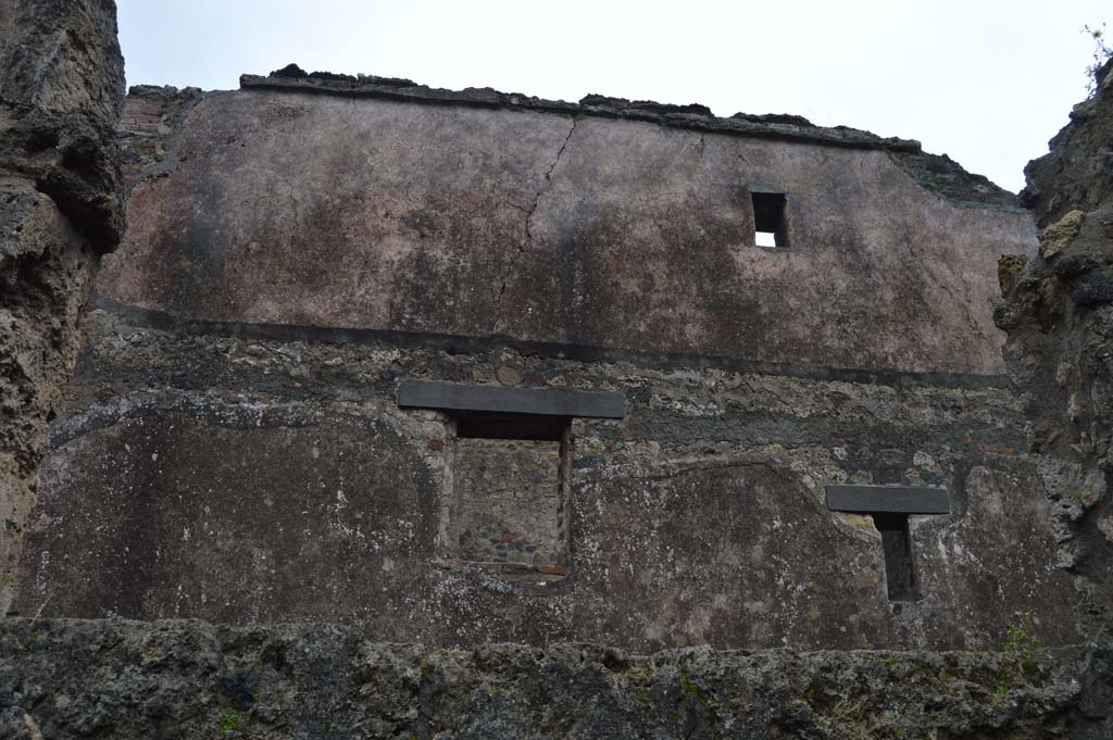 VII.7.18 Pompeii. March 2018. Upper exterior west side wall, from large window in VII.15.12. Looking east.
Foto Taylor Lauritsen, ERC Grant 681269 DÉCOR.

