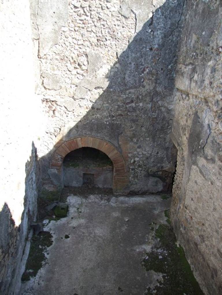 VII.15.16 Pompeii. March 2009. Looking towards oven in unroofed courtyard (�) of bakery.
