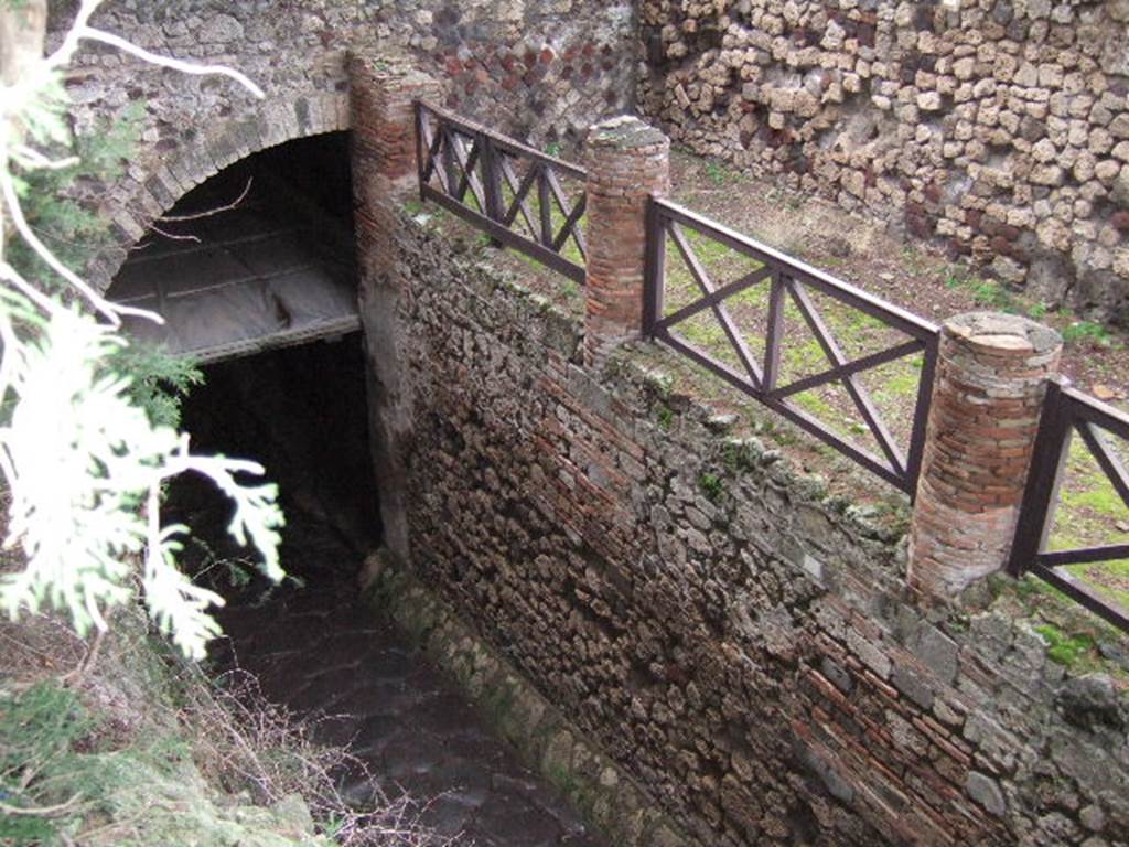 Pompeii. September 2005. Porta Marina and remains of columns of Portico outside VII.16.1. Taken from Temple of Venus