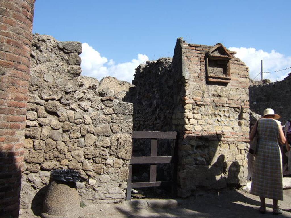 VII.16.6 Pompeii. September 2005. Narrow entrance doorway.