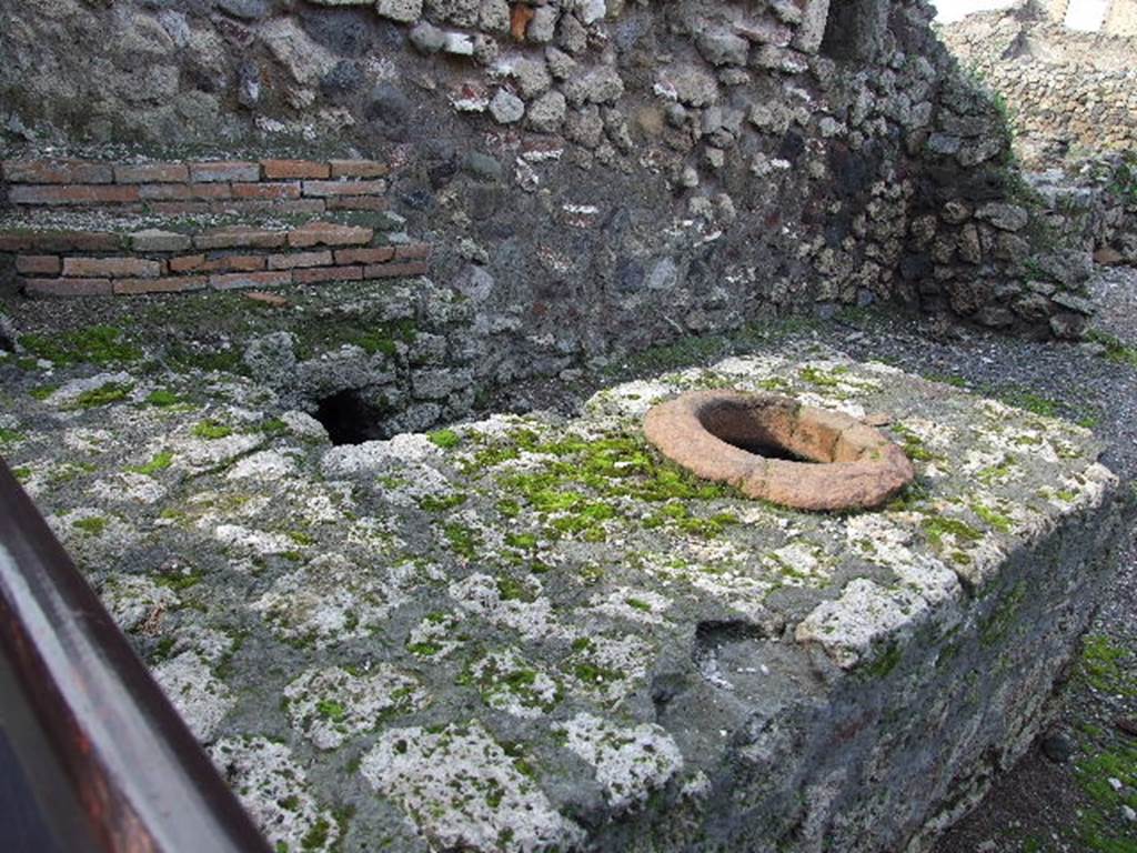 VII.16.7 Pompeii. December 2006. Counter with urn.  According to Fiorelli, the counter originally held two urns.  See Pappalardo, U., 2001. La Descrizione di Pompei per Giuseppe Fiorelli (1875). Napoli: Massa Editore. (p.161)
