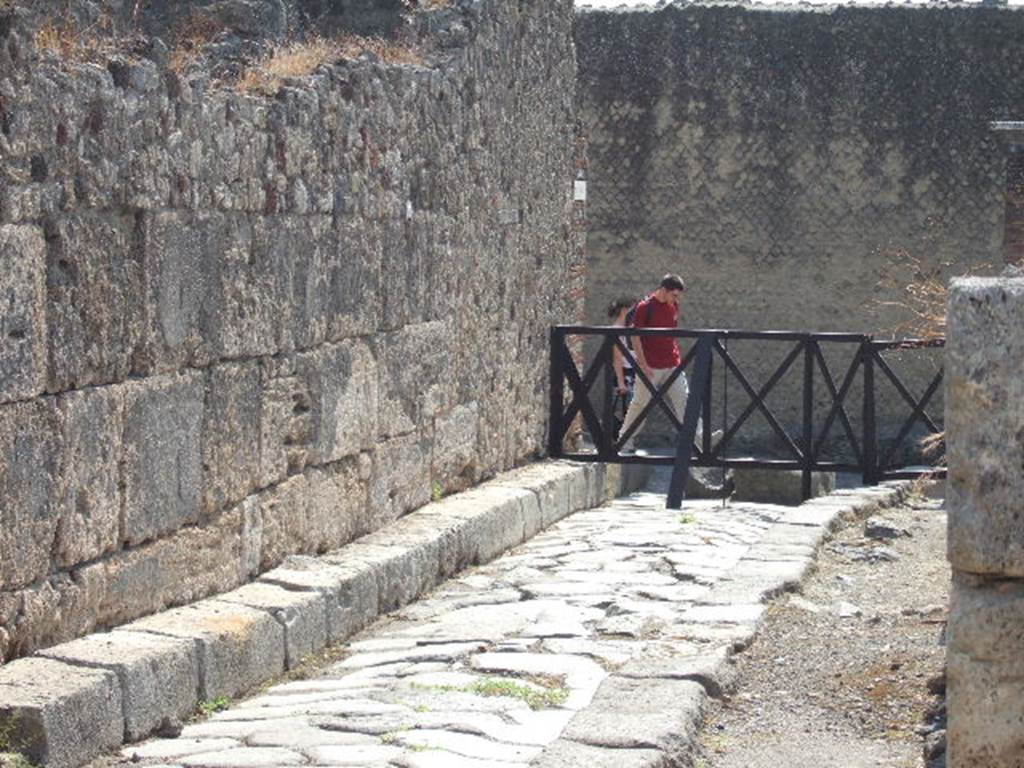 VII.7 Pompeii. September 2005. Looking south on Vicolo del Gigante. VII.16.8, on right.