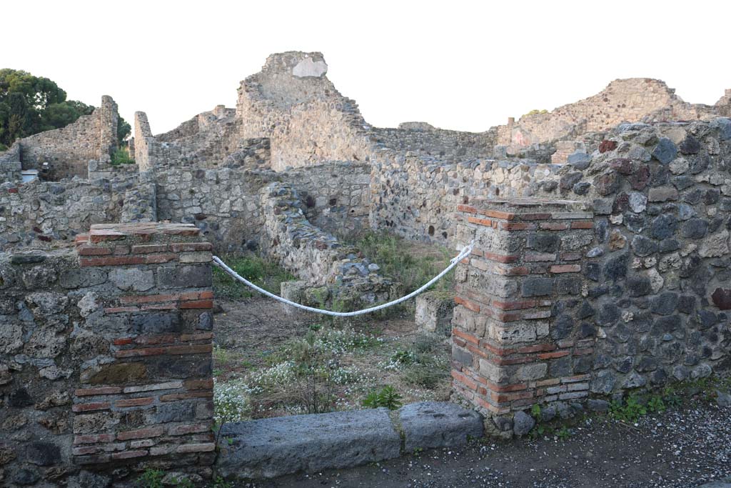 VII.16.9, Pompeii. December 2018. Looking west through entrance doorway. Photo courtesy of Aude Durand.