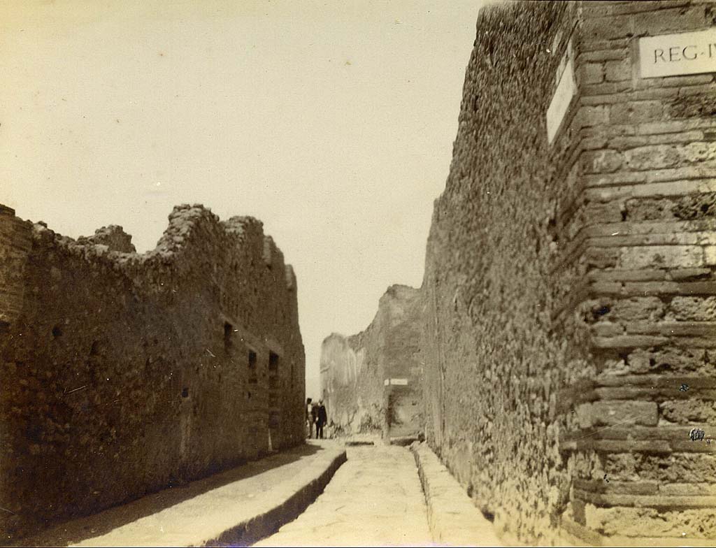 Vicolo del Gigante between VII.16 and VII.7. 1905. Looking north from Via Marina. Photo courtesy of Rick Bauer.
A very interesting photo showing on the left, what appears to be the front fa�ade and doorways of VII.16.8 and 9.
On the right is the west wall of VII.7.10, before its destruction in the 1943 bombing.

