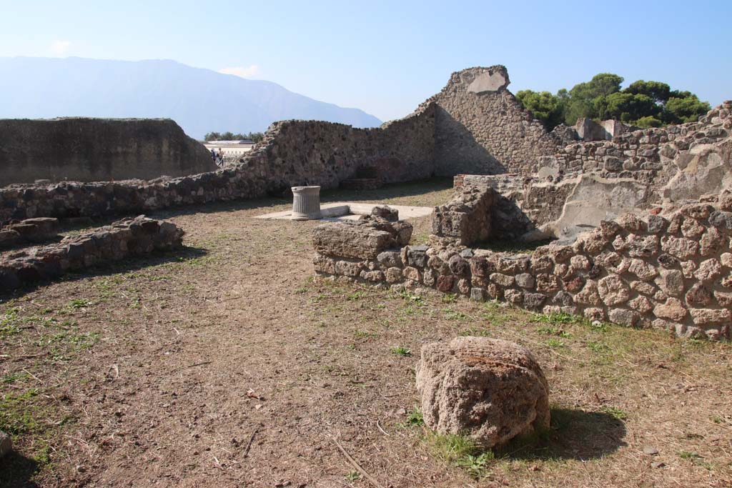 VII.16.11 Pompeii. September 2017. Looking south-west across shop towards atrium of VII.16.10. 
Photo courtesy of Klaus Heese. 


