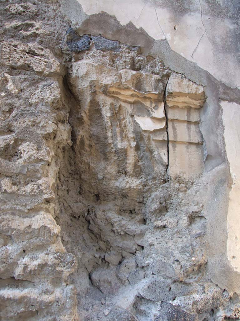 VII.16.13 Pompeii.  December 2007. Layers of plaster in room 16 on south side of entrance.