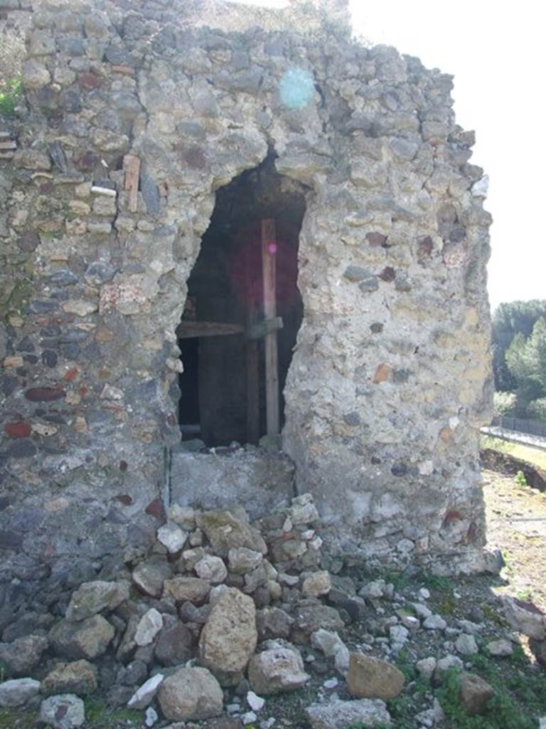 VII.16.13 Pompeii.  March 2009. Room 47, looking south at exterior of north wall.