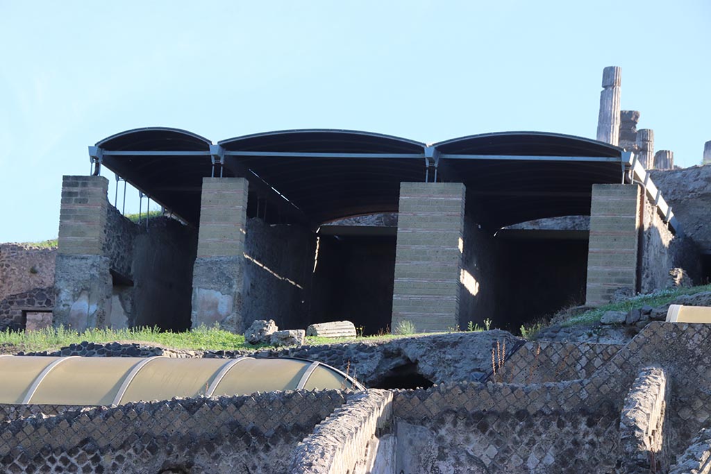 VII.16.13 Pompeii above Suburban Baths. October 2024.
Looking east towards rooms on a lower level, room 32, on left, 31 and 30, on the right. Photo courtesy of Klaus Heese.

