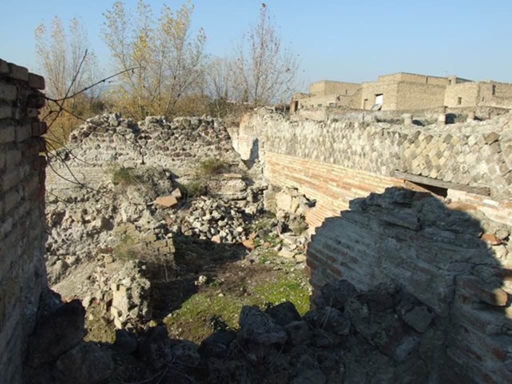VII.16.16 Pompeii. December 2007. Looking north from room 4 towards the east end of rooms 15 and 16 on the lower level.